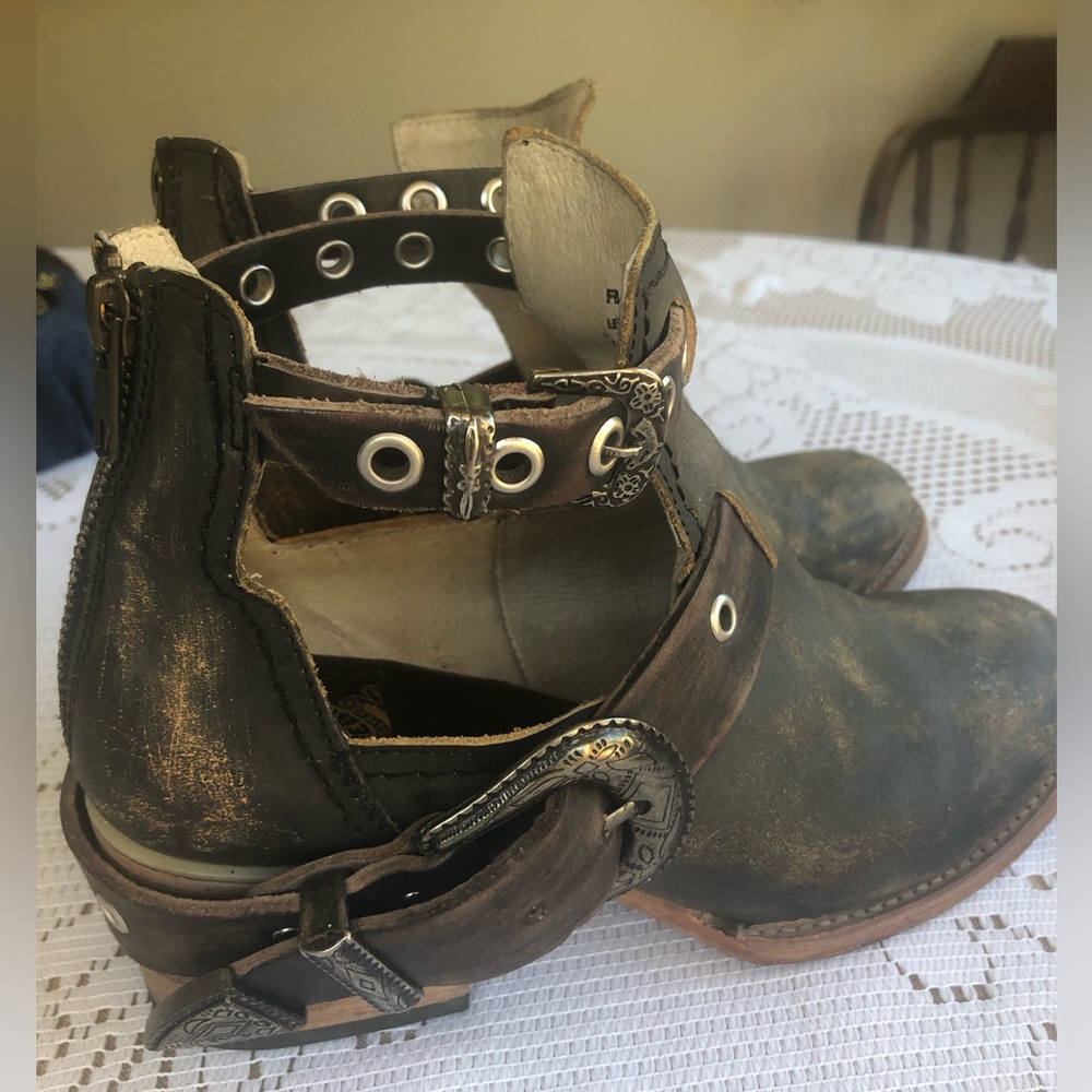FREEBIRD l Carsen Distressed Brown/Black  Leather Ankle Bootie Sz 9 Boho Buckle - Picture 13 of 14